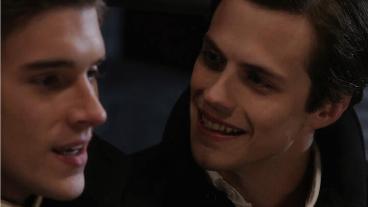 تشاهد الأشخاص الوسيمين وهم يعيشون قصة حب