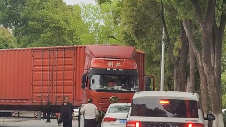 Giờ cao điểm buổi sáng, hai xe đối đầu nhau, tài xế ô tô con vừa bước ra, ai cũng hiểu ngay.