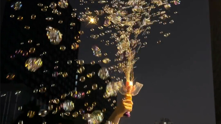 Đây là màn lãng mạn đến từ thế giới Ultraman!