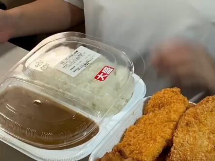 มื้อกลางวันของนักศึกษามหาวิทยาลัยญี่ปุ่น