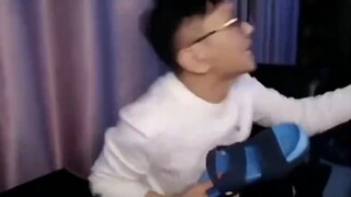 "Kẻ giết cha ngươi đang ở ngay trước mặt ngươi, tại sao ngươi lại rút lui!"