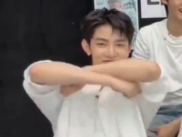 เมื่อคืนมีข่าวลือว่ามีคลิปเต้นเพลง Sugar Rush ซึ่งเป็นเพลงประกอบในรายการ K-POP เผยแพร่ออกมา?! จางฮ่า