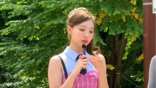 Nayeon: Mình say thật rồi, Chaeyoung (lướt điện thoại)