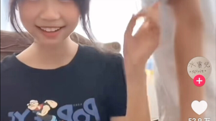 A beauty’s acoustic rendition of “Lanting Xu” has racked up 500,000 likes on TikTok; a foreign netiz