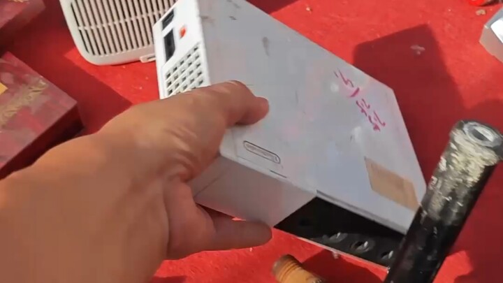 Ngày xưa chỉ gần 2.000 tệ, giờ một gói thuốc lá đã bằng giá; ông cụ này bỏ 20 tệ mua được một chiếc 