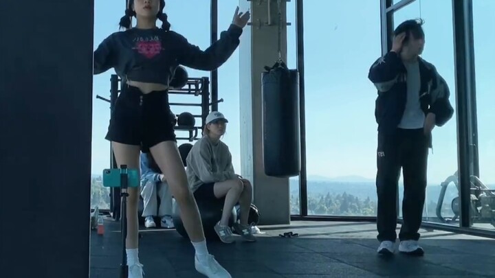 Tindak lanjut 3… Ketika seorang penari pemula bertemu dengan seorang peserta pelatihan di gym Amerik