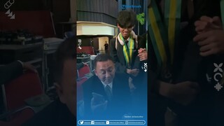 Keren! Kumpulan Siswa Ini Berikan Hadiah Tak Terduga Kepada Gurunya saat Acara Kelulusan Sekolah