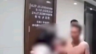 Hàng xóm nghe thấy tiếng khóc của ba đứa trẻ bên nhà hàng xóm, phát hiện người đàn ông đánh vợ mình 