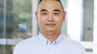 Pemuda membuka pintu mobil hendak melompat ke sungai untuk bunuh diri, sopir taksi Chongqing dengan 
