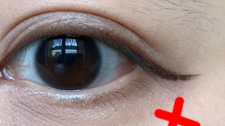 لقد فهمت أخيرًا! إذا كنت تعانين من ثُقب في زاوية العين الخارجية، فهكذا يجب أن ترسمي خط العين لأول مر