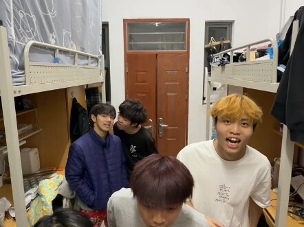 Thử thách: Ai động vào là gay