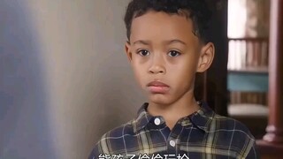 是熊孩子偷偷玩枪，竟不小心在亲爸脸上崩了一枪  "紧急呼救