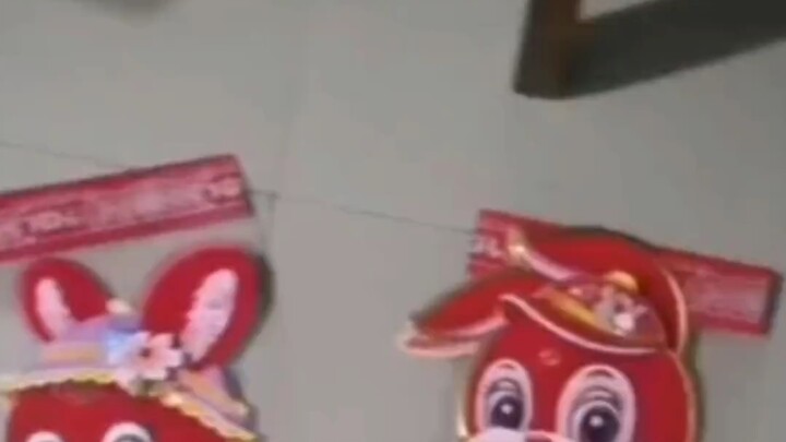 A man went to the supermarket to stock up, only to end up buying a bunch of Spring Festival couplets