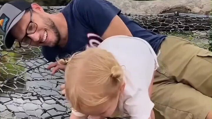 [Parent-Child] Dad can’t hear his daughter’s words; the baby’s reaction is truly heartwarming.
