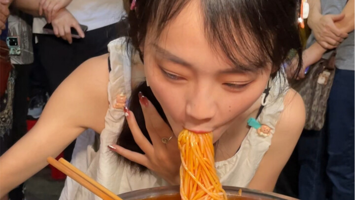 The 80-jin beauty has broken another record! This time she devoured 8.2 jin and walked away with 150