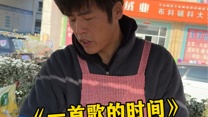 أخيرًا تذوّقت فطيرة تشيلي شيانغ التي صنعها جي لون! كبيرة جدًا ومقرمشة جدًا… وعلبة الحديد من بينهوا م