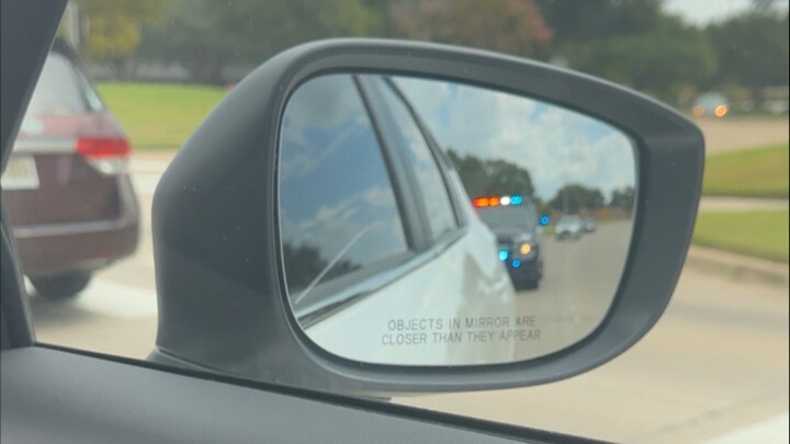 被美国警察拦停，但我和室友笑得非常开心