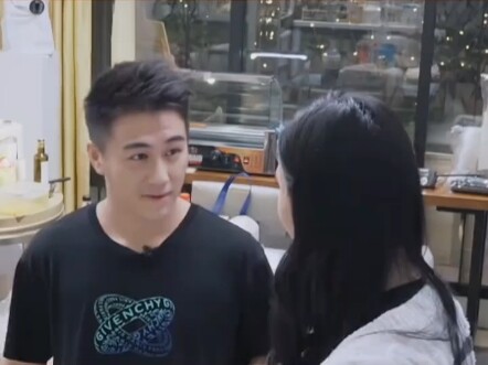 The moment He Youjun heard the answer, he immediately distanced himself.