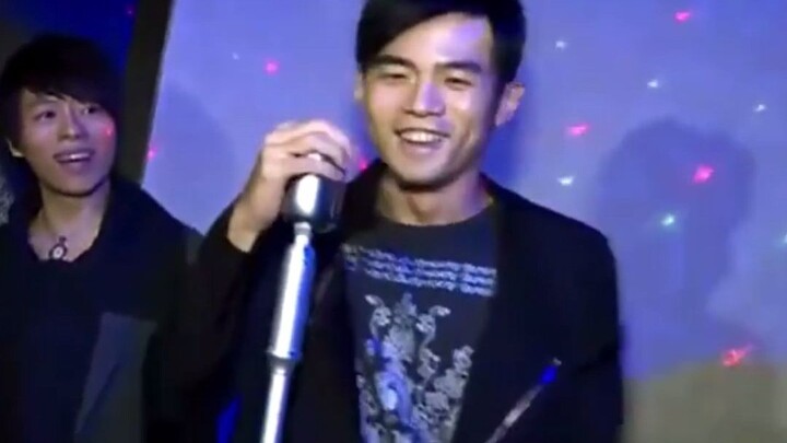 周董来自己开的KTV，听见楼上有人唱《以父之名》想上去吓吓他们！