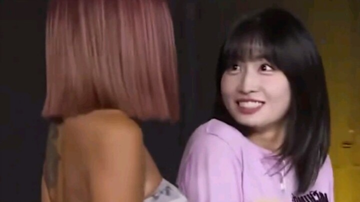 When Momo saw Jessi's figure...