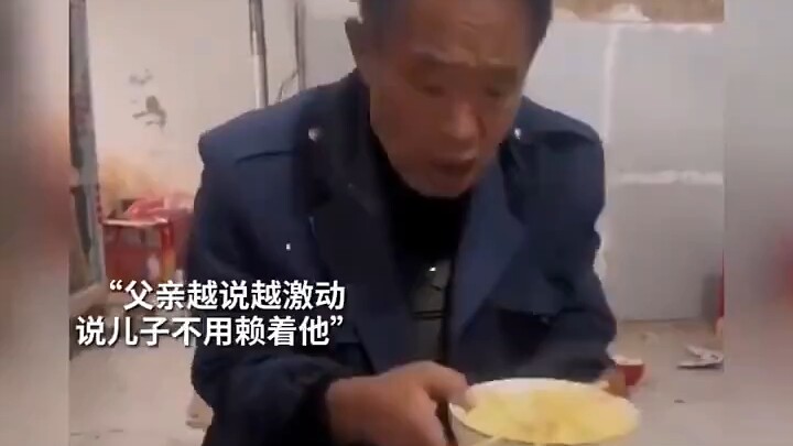 Nhân dịp sinh nhật bố, chàng trai vào bếp nấu nướng để mừng, thế nhưng suốt bữa ăn bố cứ chê bai khô