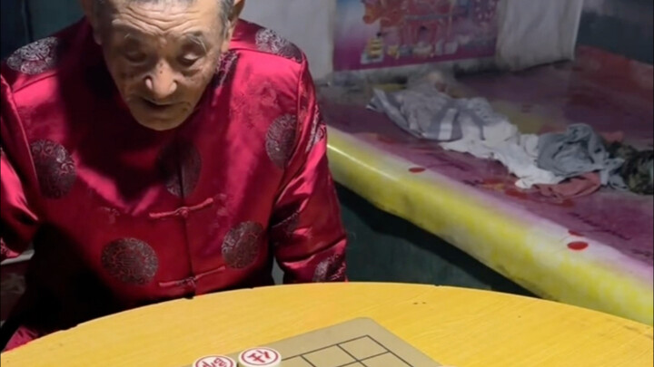 Playing chess with an old man using AI, the old man said: I am willing to play with you? This chess 