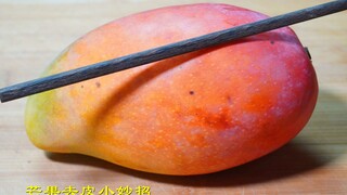 Hari ini saya belajar bahwa mengupas mangga sangat mudah, tanpa membuat tangan kotor atau mengeluark