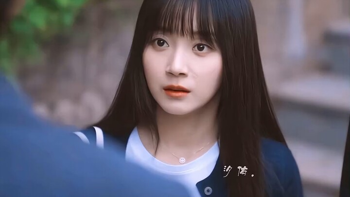 Soal daya rusak si ‘bulan putih’—begitu Zhou Xun muncul, Qi Song langsung terlihat seperti pemeran p