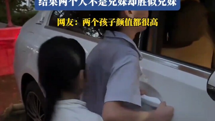 “Childhood sweethearts are both incredibly good-looking!!” A woman and her best friend each gave bir