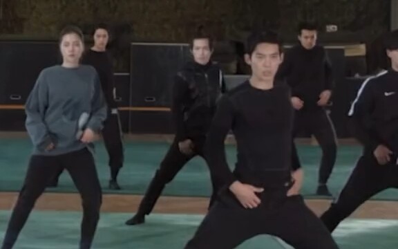 [Yu Shi] He can actually dance, you know!