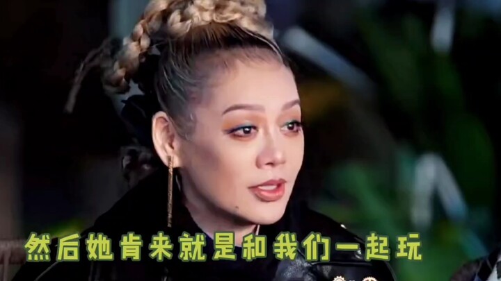 Sister Jing is so warm… She’s defending Li Ying, it’s hilarious… Did she just sense someone was abou