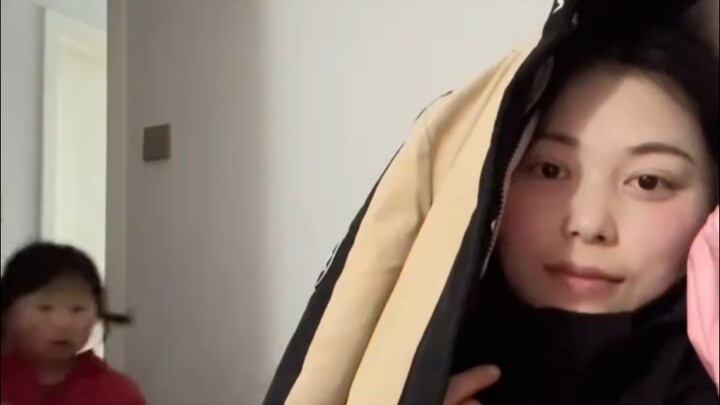 Mom and her two kids play hide-and-seek at home — netizens say, “Hurry up and have a third kid!”