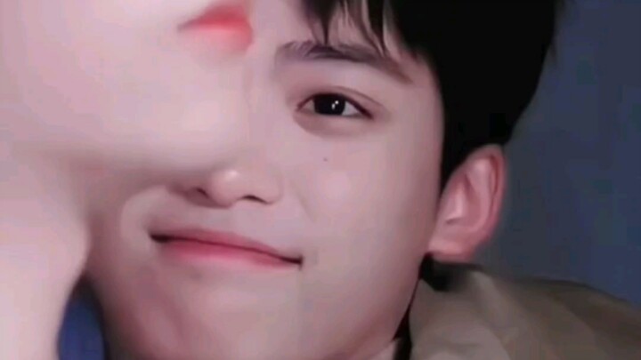 Those little eyes are sparkling, and its cheeks are puffed out—so cute, so clever! Aaaahhhh!