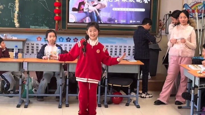 สาวน้อยเต้นในงานเลี้ยงวันปีใหม่ทำคนทั้งฮอลล์ตะลึง ชาวเน็ตบอก: นี่แหละช่วงเวลาที่พวกเขาใกล้ชิดกับคำว่