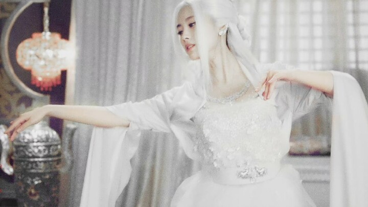 Later, you donned an ever-vivid, striking makeup, looking just like that frosty, aloof you. Yet only