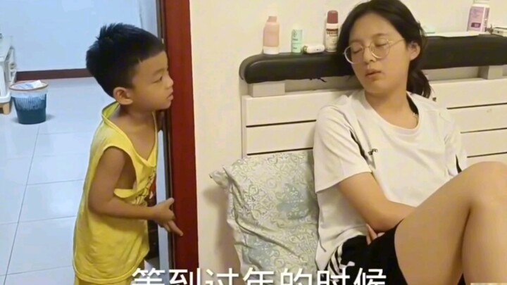 Selisih umur kakak-adik belasan tahun