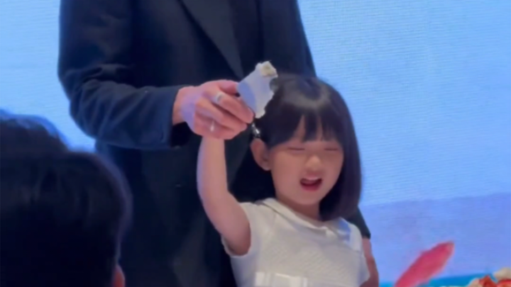 Dễ thương quá đi mất～ Tôi xin tuyên bố là Bá Bá chính là cô nàng hot girl mới nổi trên mạng của tôi!