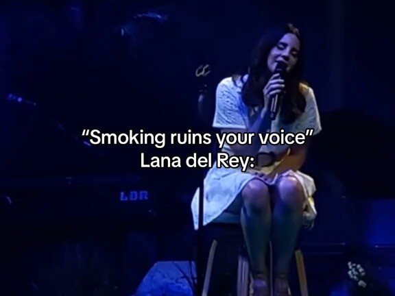 Hút thuốc sẽ phá hỏng giọng nói của bạn, chị Đảm Lôi khẽ mỉm cười rồi cầm lấy micro.