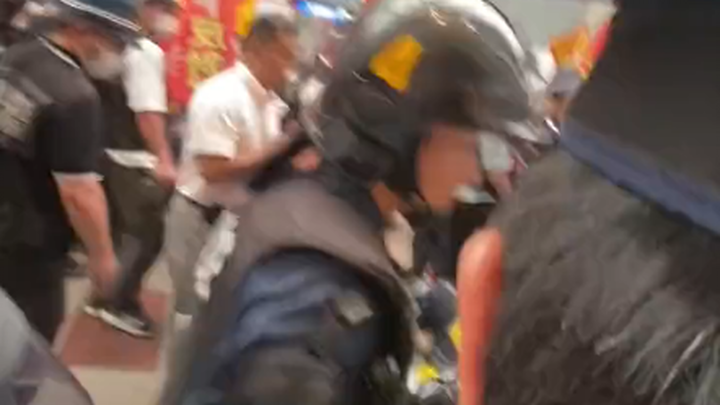 قبل قليل، تم اعتقال عدد غير معروف من أعضاء جماعة تشونغهي على الفور خلال احتجاجهم لأسباب غير واضحة. و