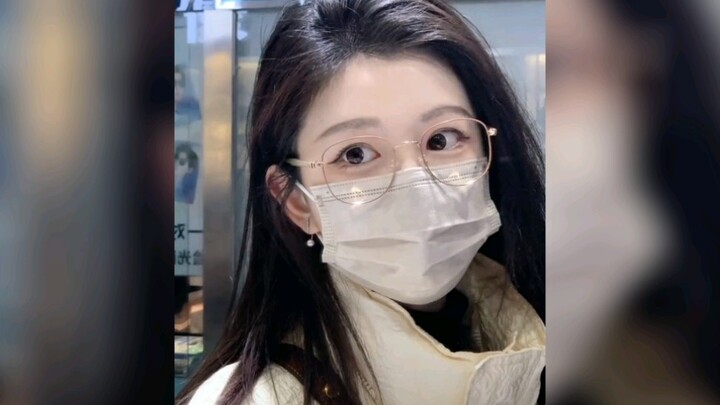 “إذا كنت بهذا الجمال، فلا بد أنك لا تواجه أي مشاكل، أليس كذلك؟”