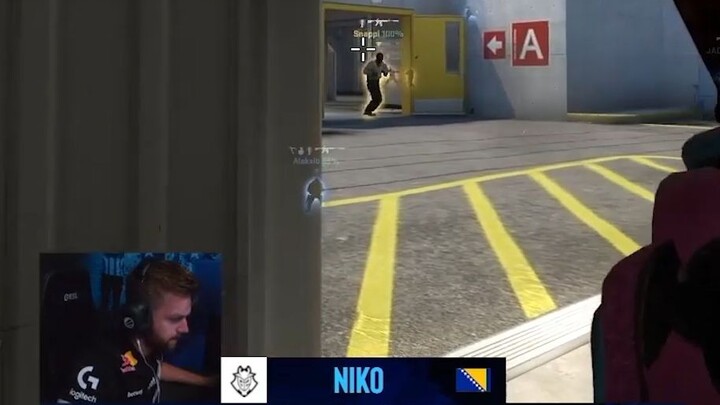 senapan sniper nuke membidik dari belakang