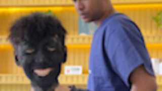 把脸涂成黑人去洗脸