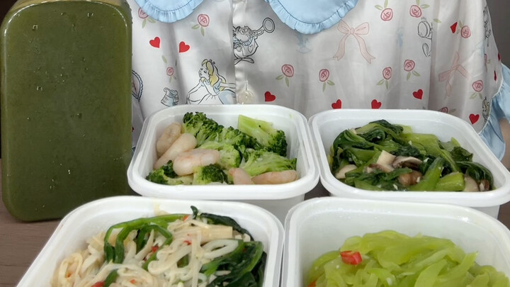 [Little Shi, Feisty and Cute] Today is my first day filming a mukbang.