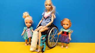 Leg cast ! Elsa and Anna toddlers - Barbie is the doctor