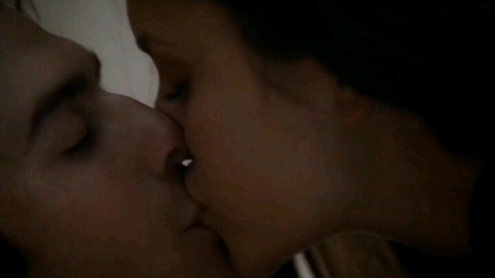 The Vampire Diaries D&E tình dục cảnh đầu tiên