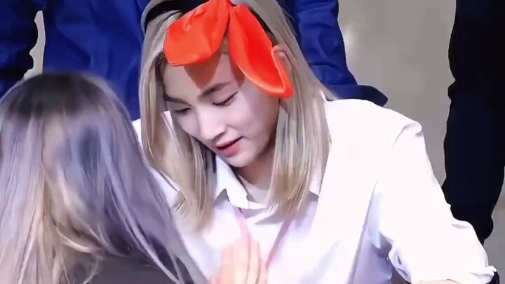 Seventeen’s Yoon Jeonghan pulls off this choreography so smoothly—this fan sign event is totally wor