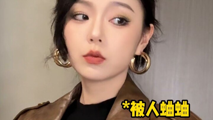 Mỗi ánh nhìn của người đời dành cho cô ấy đều chẳng hề hướng về phía bạn