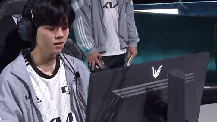 Sama-sama berusia 26 tahun, sebenarnya di mana letak perbedaan antara Deft dan Uzi? Video ini akan m