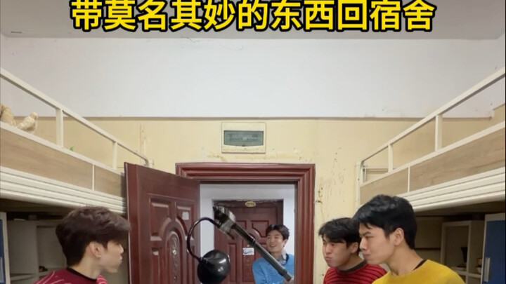 Membawa Barang Aneh Kembali ke Asrama