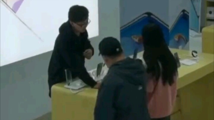 Tên cướp trộm khẩu trang rồi, mau đuổi theo! Tên cướp: Đây không phải là điện thoại à?